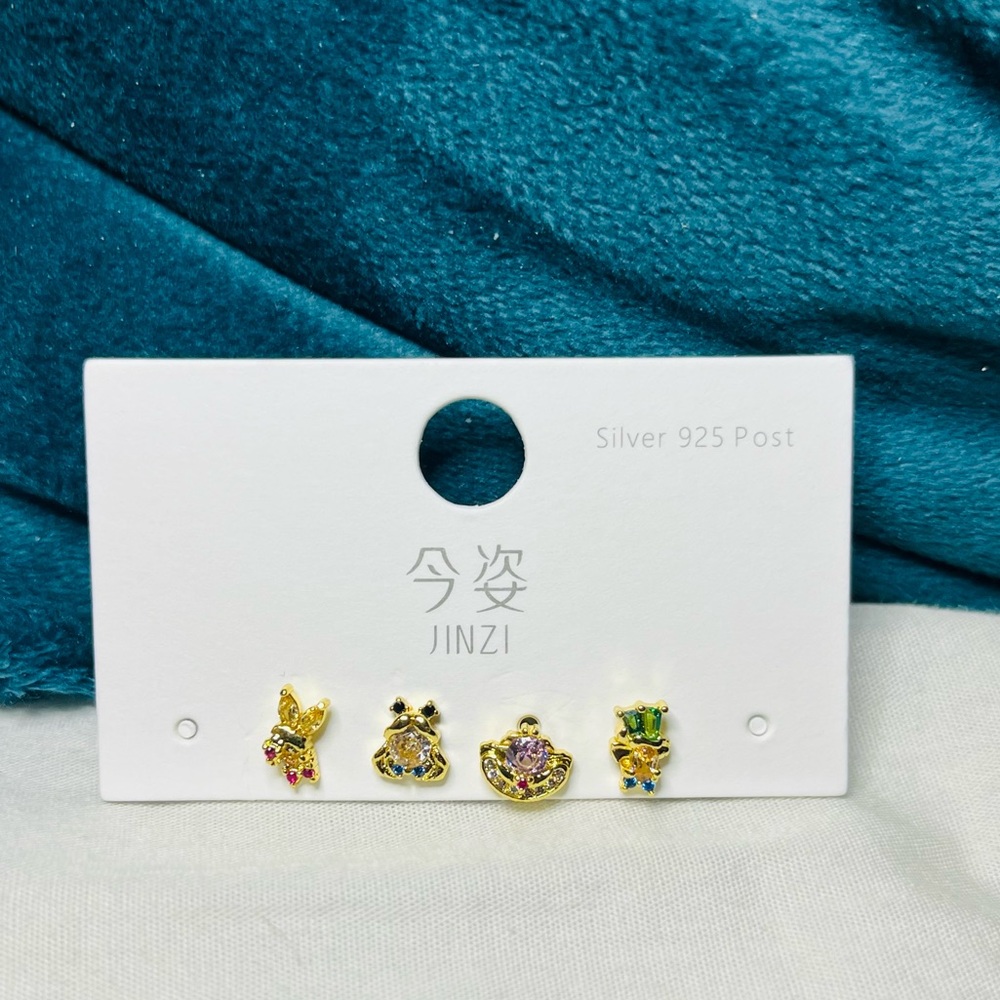 NWT Alice in wonderland earring set